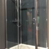 rechthoekige rondom gesloten douchecabine met een schuifdeur aan de voorzijde
