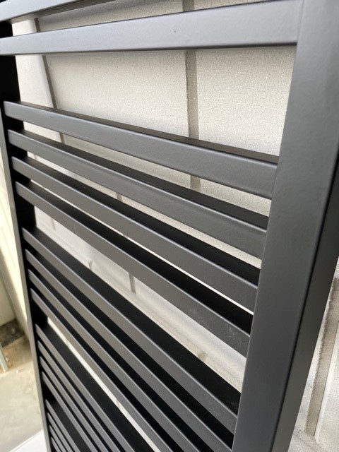 design radiator mat zwart vierkante buizen